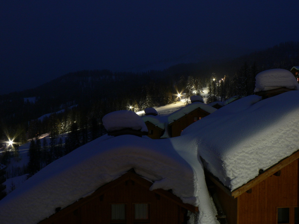 kivilágított pályaszakasz látványa a teraszunkról