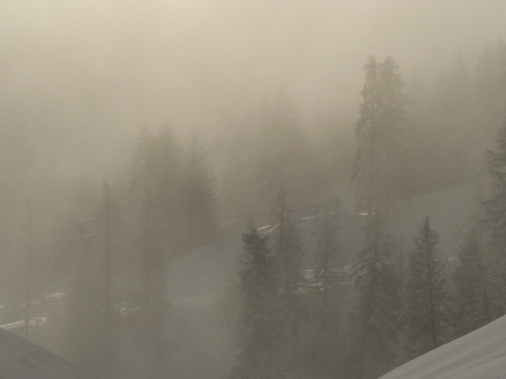 elért minket a felhő, de még áttűnik rajta a nap