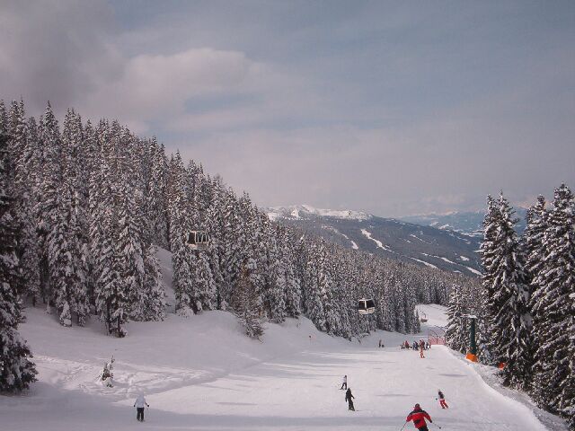 FIS pályát keresztezi a Planai kabinos és a mellette futó háromüléses, háttérben a Hochwurzen sípályái körvonalazódnak