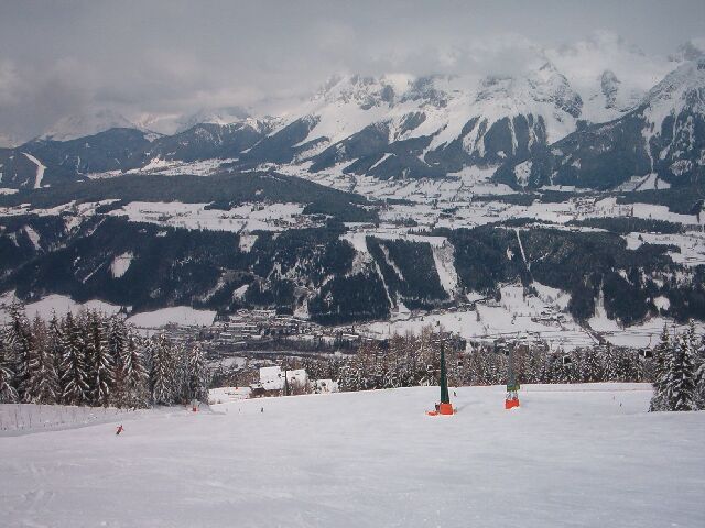 A FIS pálya, alul a Planai kabinos középső állomása