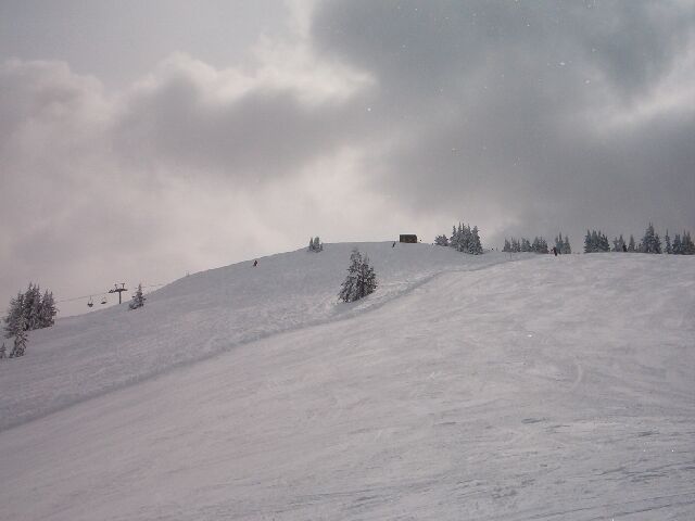 A FIS pálya teteje, háttérben a Burgstallalmbahn ülőfelvonója