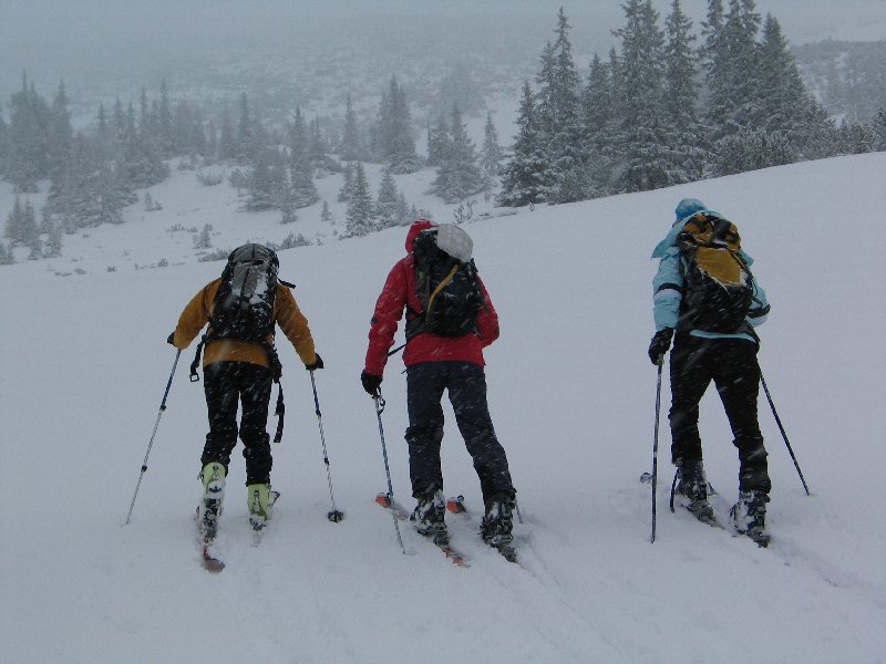 Indulás a hegyre túrasível, hóesésben