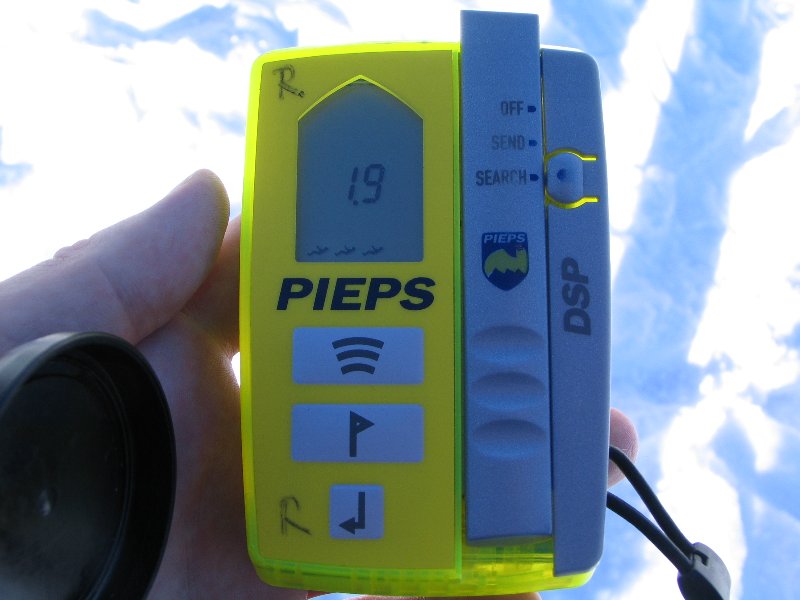 3 ember a hó alatt, a legközelebbi 1.9 méterre