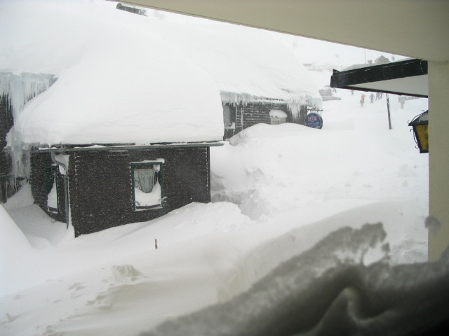Amikor reggel kinéztünk az ablakon ezt láttuk: a ház melletti út teljesen eltűnt.