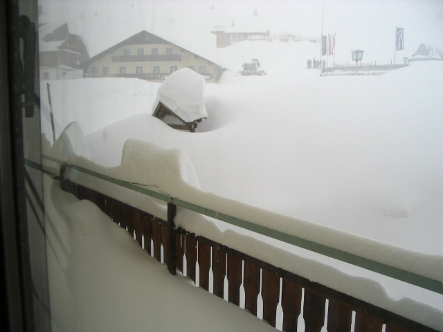 Az első emeleti teraszig ér a hó.