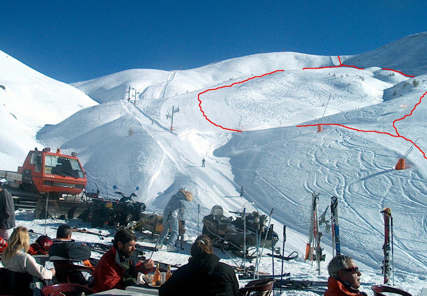 D'Allos hágó és az onnan lejövő piros és fekete pályák