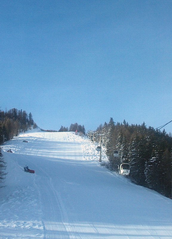 Costebelle-re menő kabin és az "Olympique" piros pálya alatta