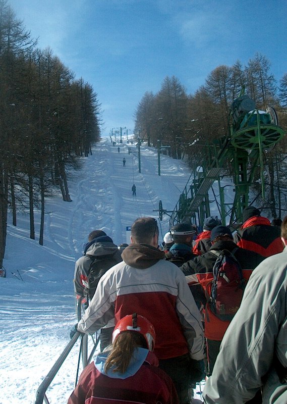 Pegueiou-ra menő tárcsás felvonó