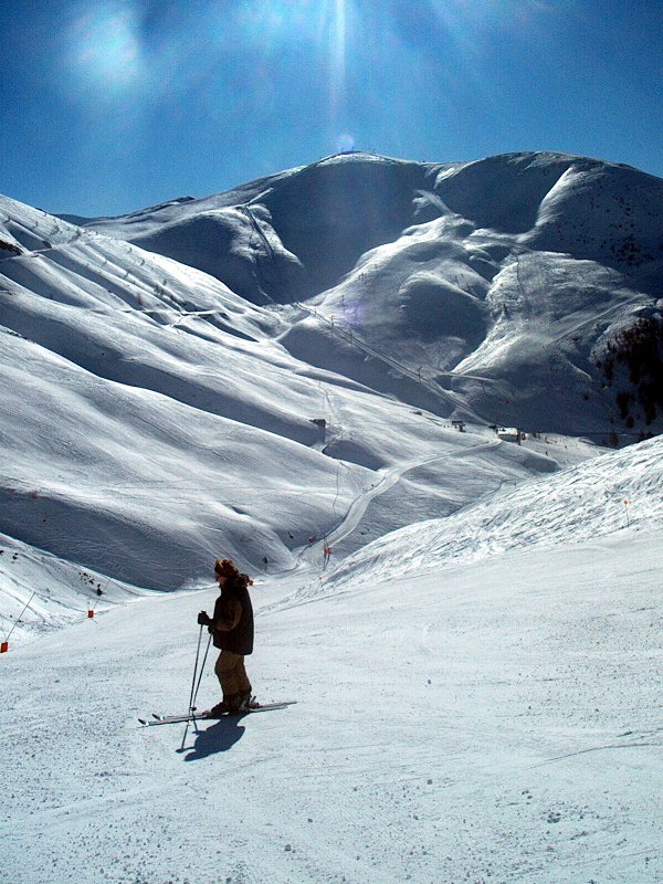 Jobbra lent a "Bárányos vendéglő (2050 m), balra felette a D'Allos-hágó (2250 M)