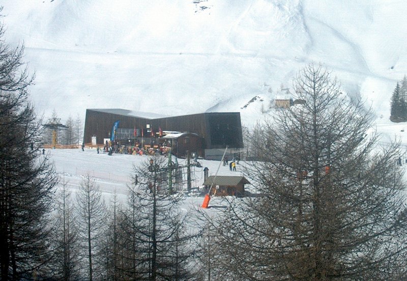 Az Obszervatoriumhoz, 2600 m-re közlekedő kabinos lift alsó állomása