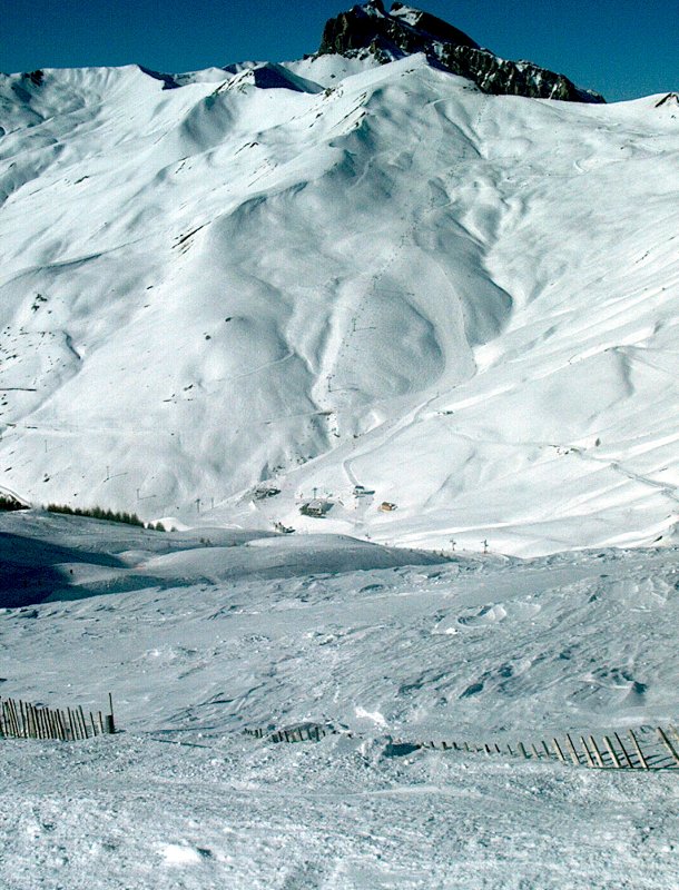 Lent a "Bárányos" vendéglő és jobbra fenn a Téte de Vescal átkelő