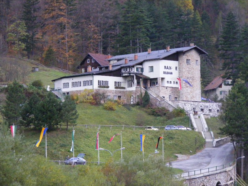 A Raxseilbahn nagykabinos lift állomása a völgyben