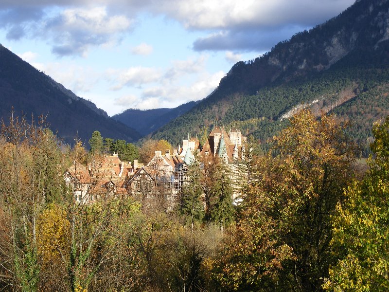 Kilátás a Reichenauban lévő szállásunk (Flackl panzió) 2. emeleti ablakából a Raxra és a Rotschild kastélyra