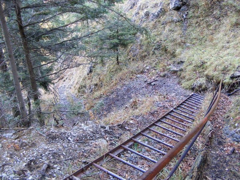 Vaslétrák, láncok segítik a feljutást a Weichtalhaustól a Rax tetejére (Wachthüttelkamm)
