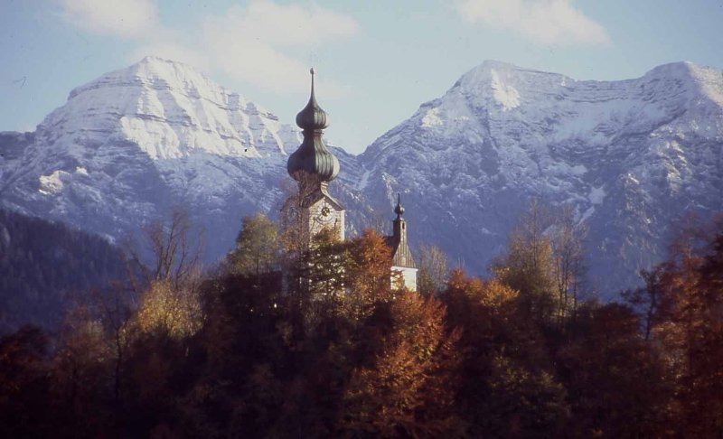 3-Kirche-mit-Sonntagshorn-im-Herbst.jpg