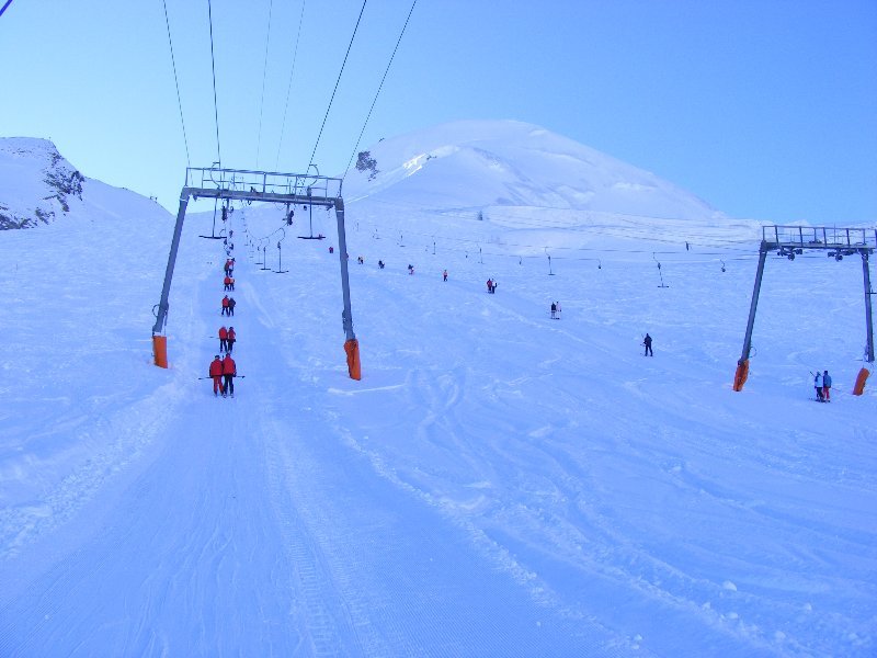 Ez a két csákányos lift visz fel a síterep legmagasabb pontjára: 3600 méterre