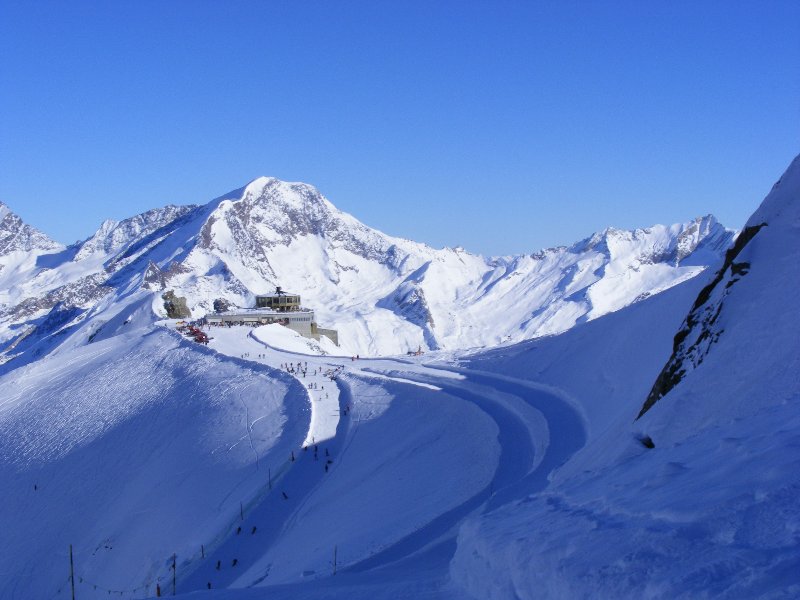 Szemben a 3500 méter magasan található körpanorámás forgó étterem