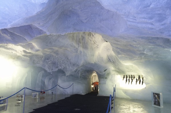 Kiállítás a jégpavilonban