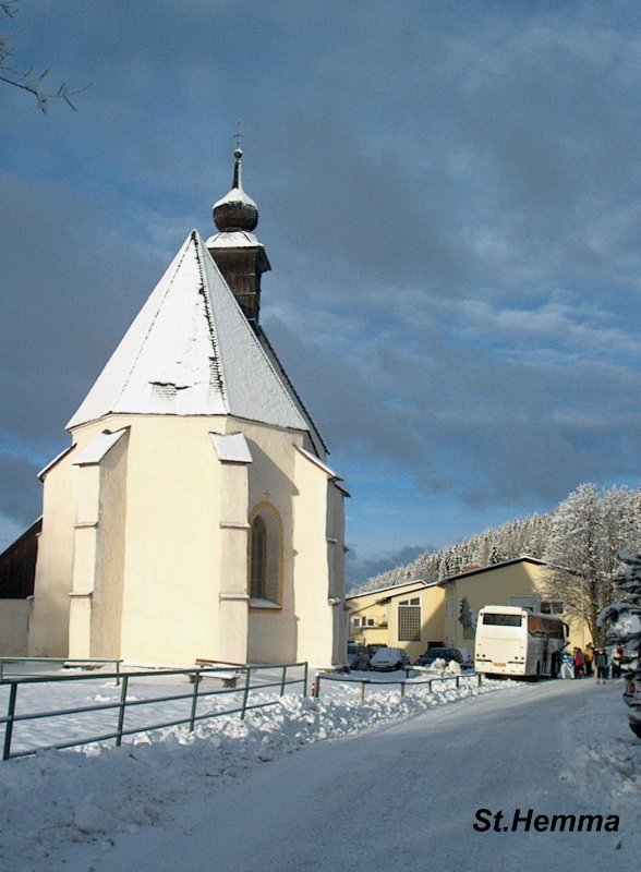 St. Hemma temploma, a kollégiummal szemnben