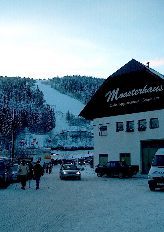 Hátul a fekete pálya késő délután