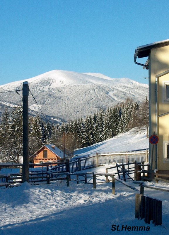 St.Hemmáról, háttérben a Salzstiegl-i pálya egy részlete