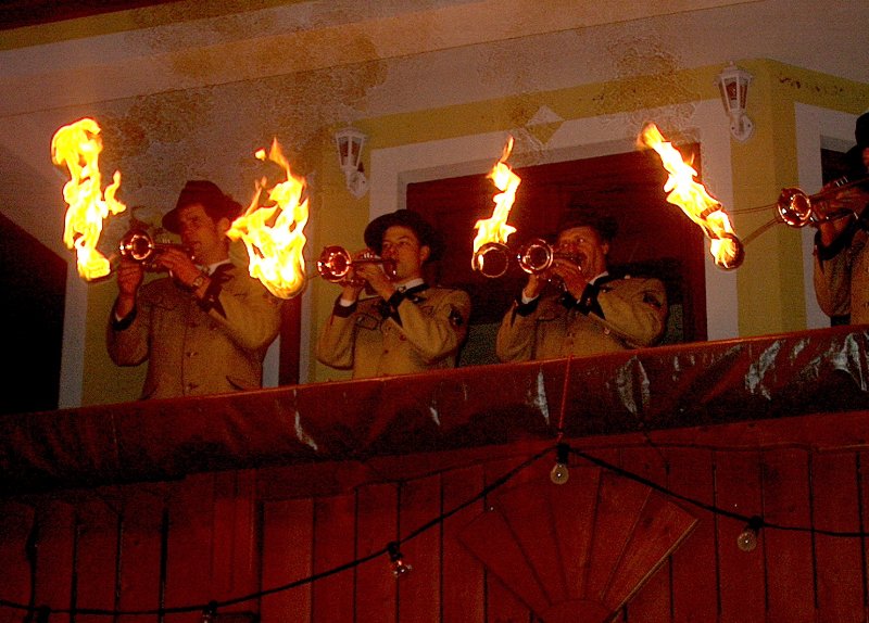 ...fákjás felvonulással és sízéssel...