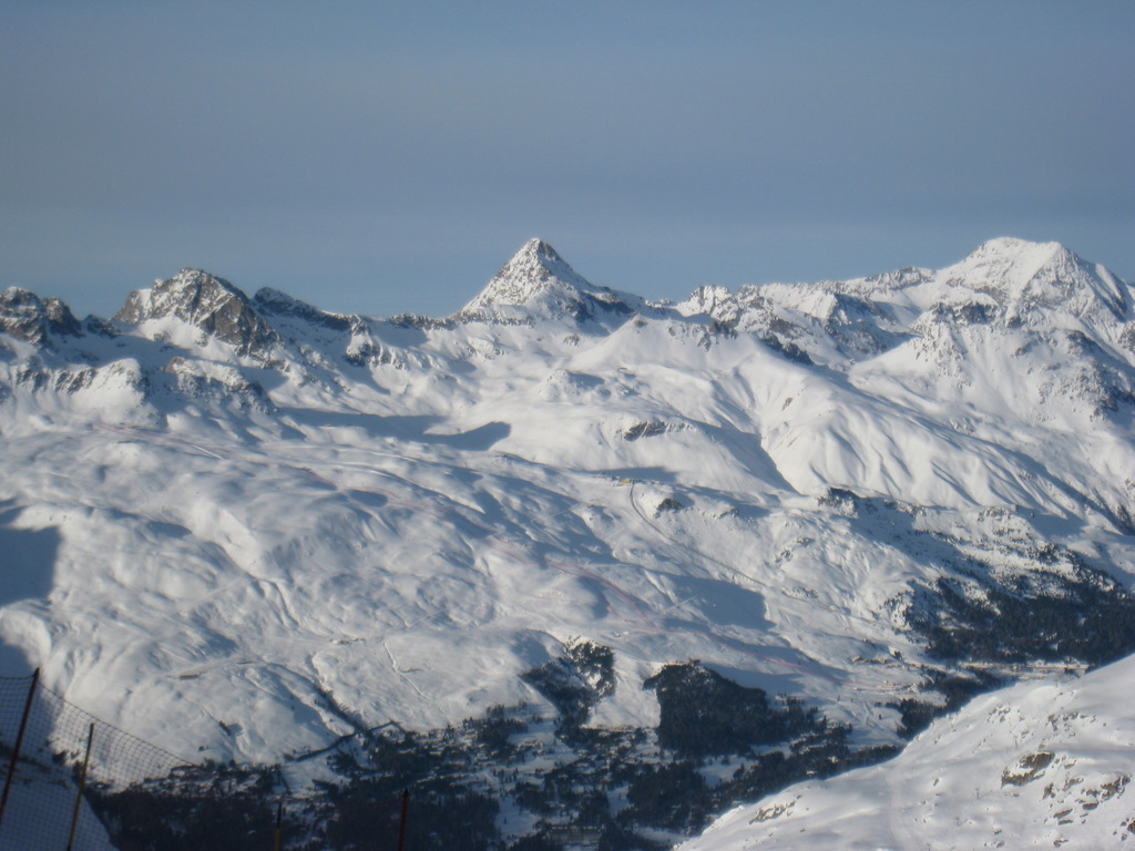 háttérben a női DH és SG pálya piros kerítései