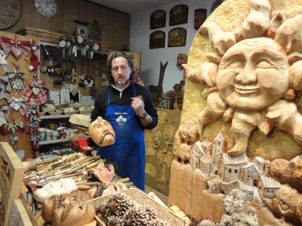 Fafaragó műhely - itt készülnek a karneváli álarcok is
