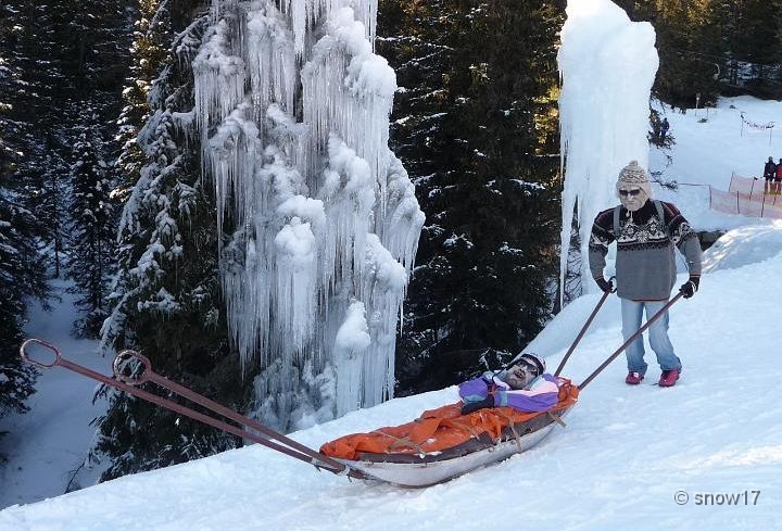 "Hegyimentő" és "sérült" a jégcsapok árnyékában. :o)
