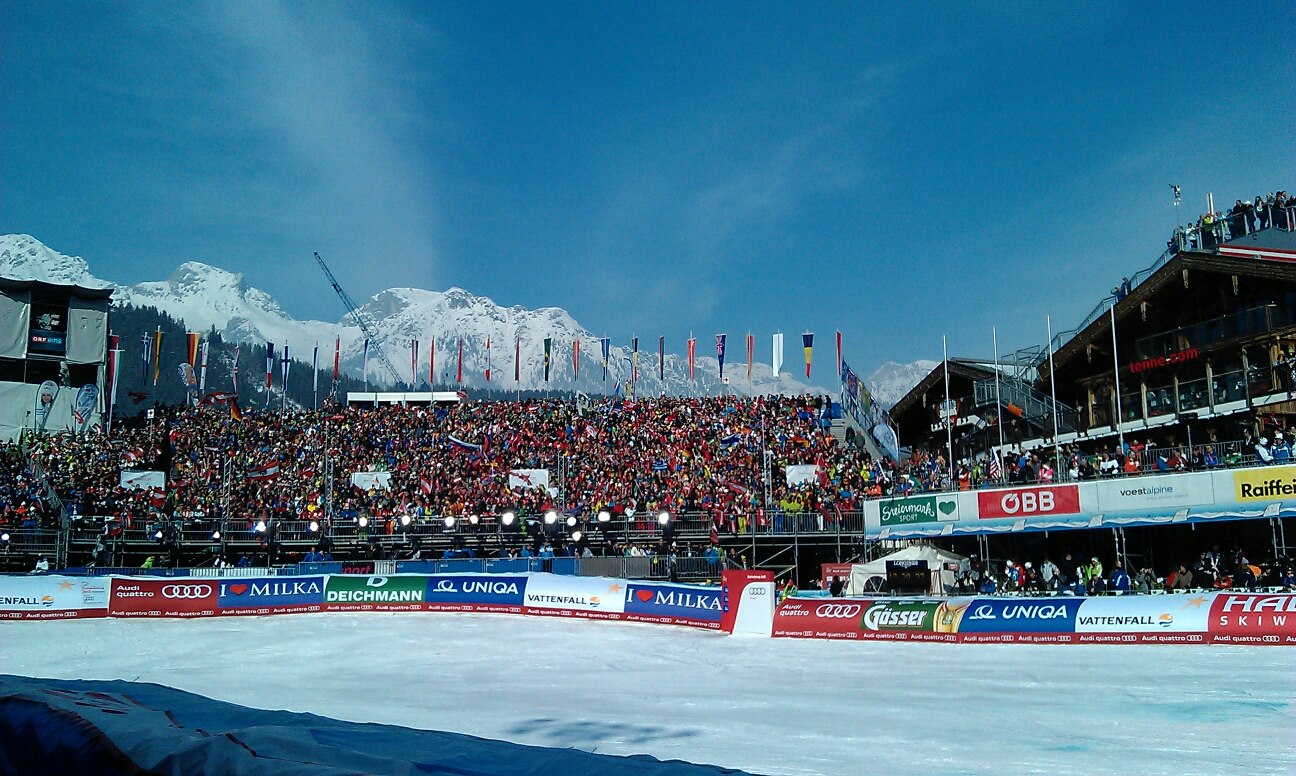 Ilyen a hangulat a célban. 30 ezer fős lelátót építettek a Planai tövében.