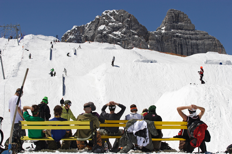 Síelők és snowboardosok a Dachstein gleccseren