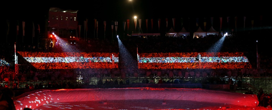 Nemzeti színekre festett publikum