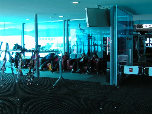 Minden igényt kielégítő pihenősarok bőr ülőgarnitúrákkal, kávéautómatával és plazmaképernyokkel a Reiteralm - Silver-Jet kabinos lift alsó állomásánál (Gleming)