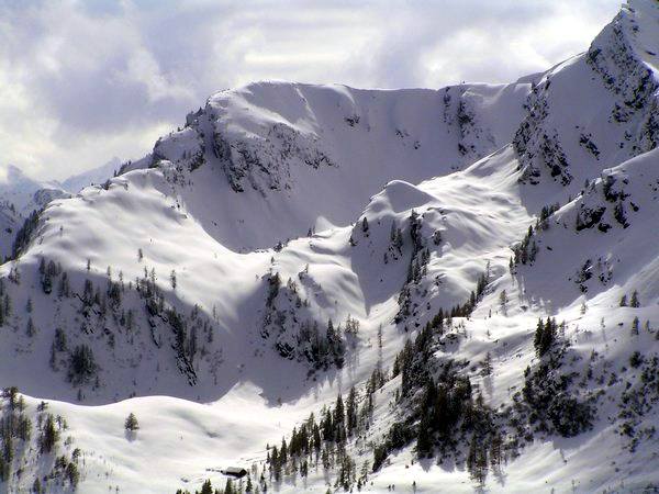 Kilátás a hóborította hegyoldalakra