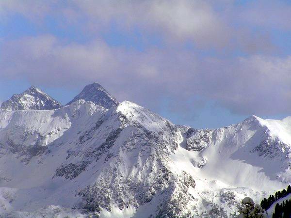 Kilátás a hóborította hegyoldalakra