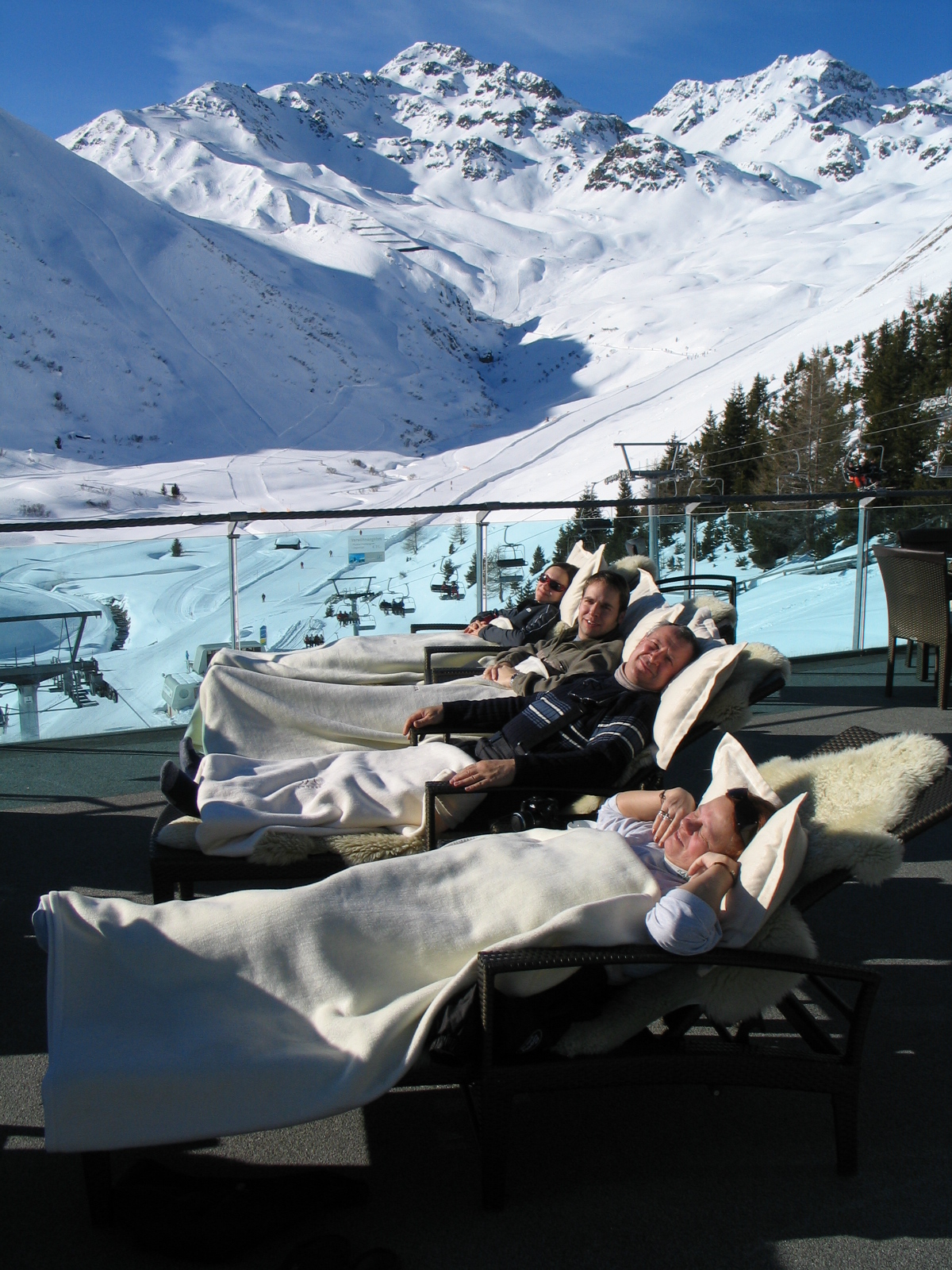 Elnyúlva a Ski Lounge teraszán