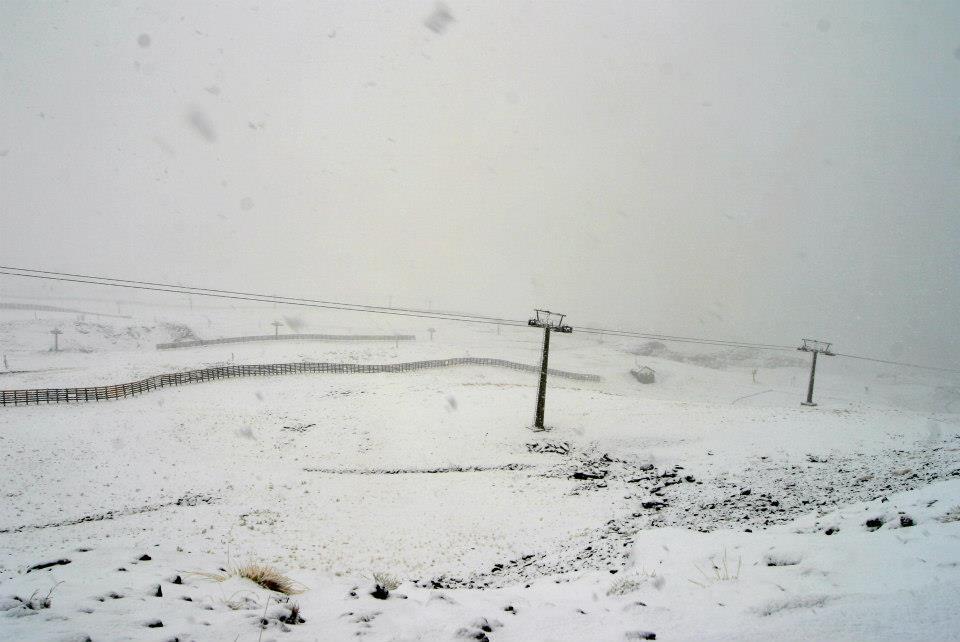 Az idei első havazás a spanyol Sierra Nevada síterepén
