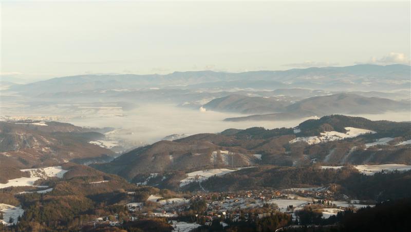 Szép Kilátás (Pekná výhliadka) Skalka Arena (Beszterce Bánya köd alatt)