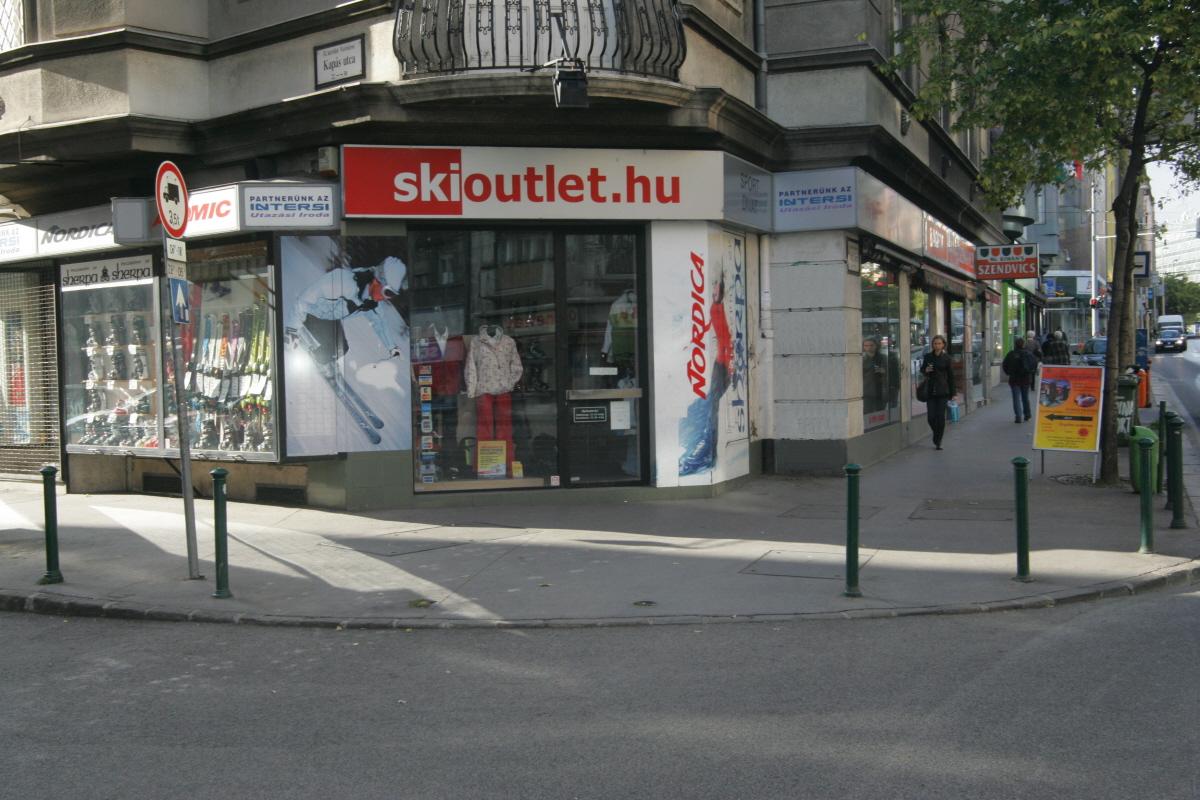 Margit krt. - Kapás utca. Kétszintes saroküzlet.