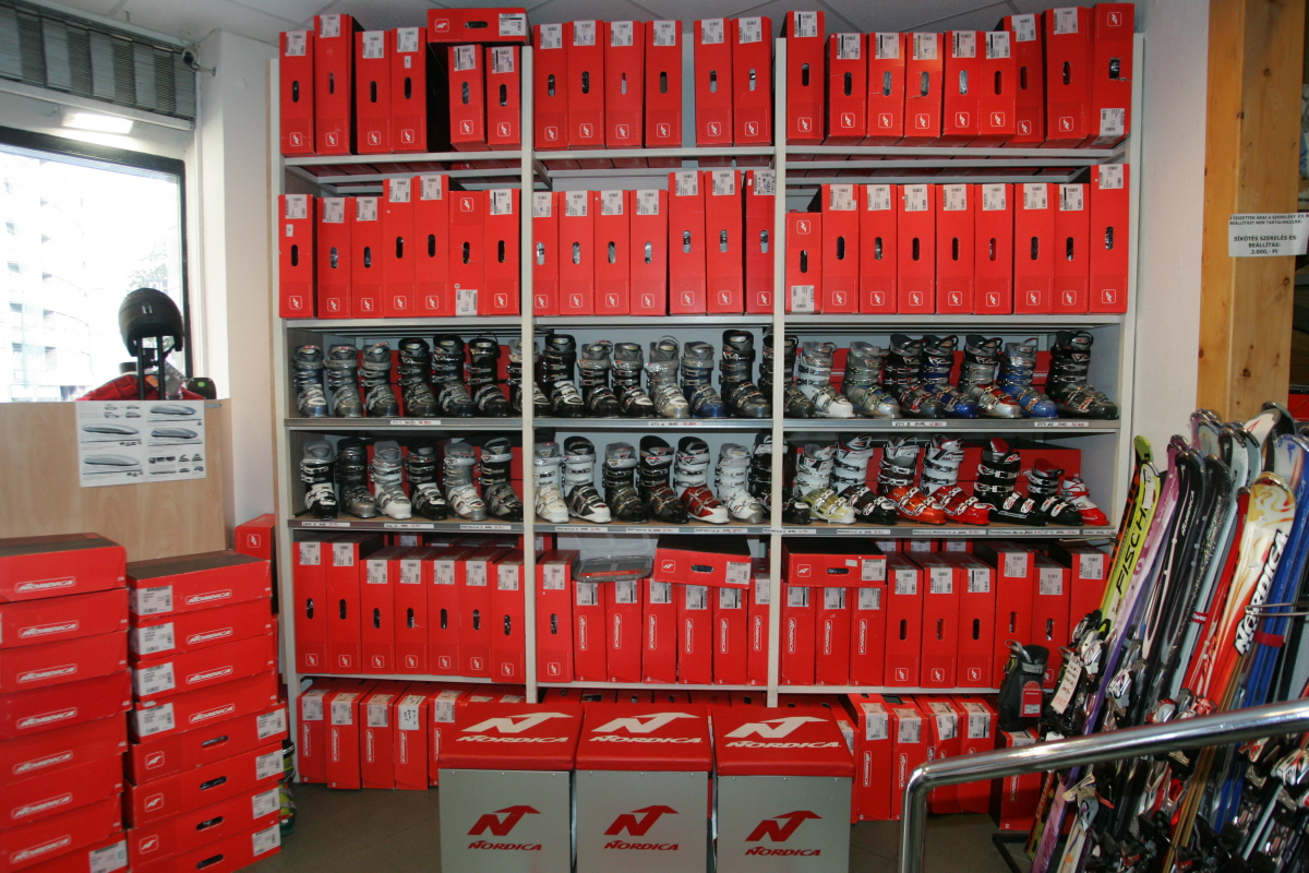 Sícipőből több száz közül lehet választani.