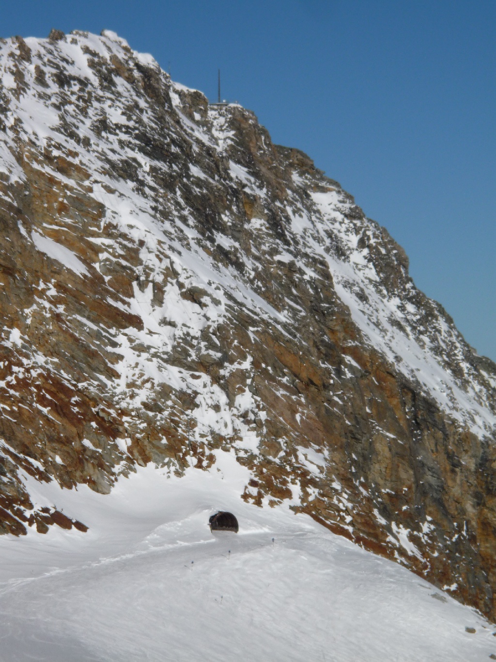 A Schwarze Schneid (3367 m) és a két oldal gleccserpályáit összekötő síalagút