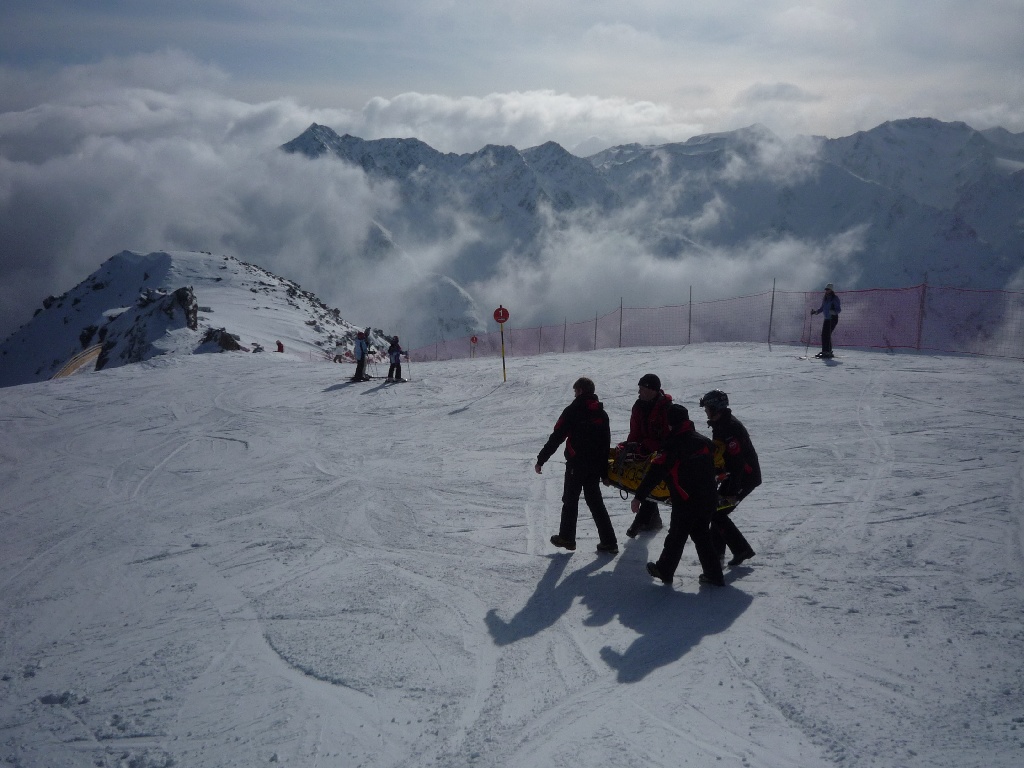 Sérültet visznek a mentőhelikopterhez a Gaislachkogl tetején