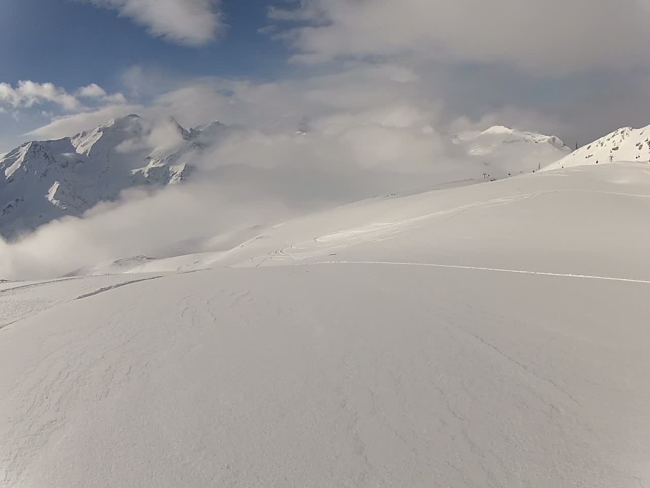 A pályáktól balra