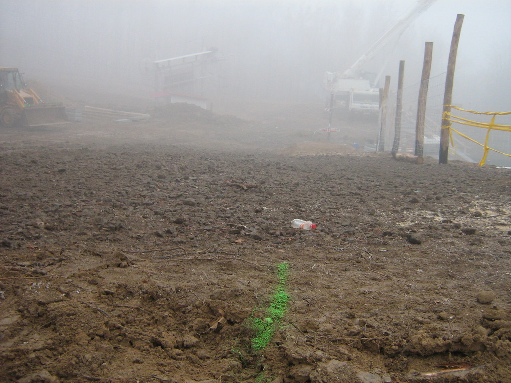 tanuló felvonó nyomvonal zölddel + eldobott PET palack...:(