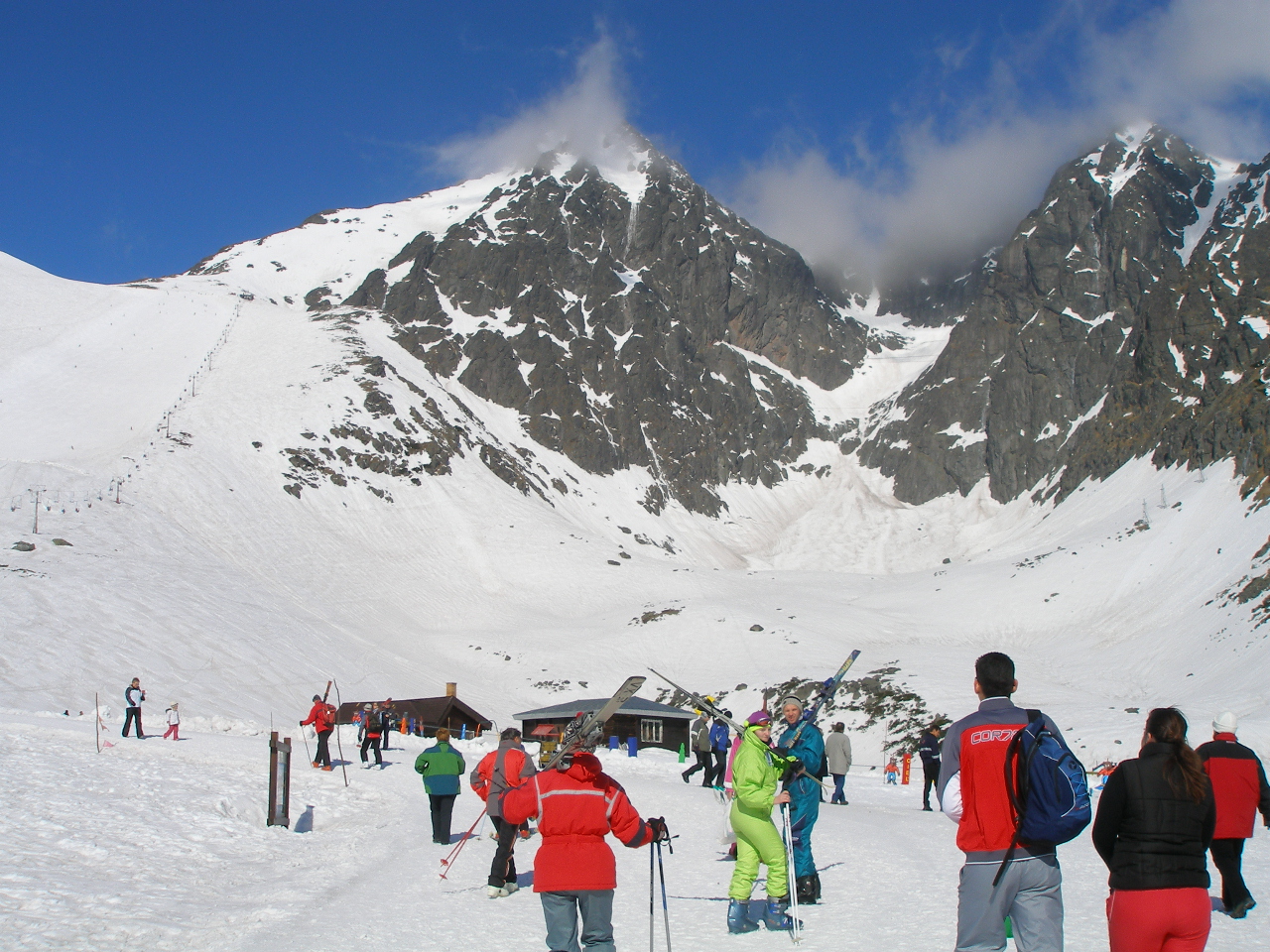Síelők a Lomnici-nyeregben