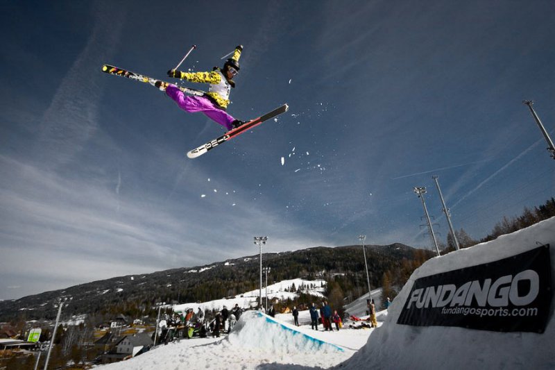 A síző a bal felső harmadoló pontban tökéletes ellenpontot képez a kép jobb alsó harmadoló pontján szereplő ugratónak.