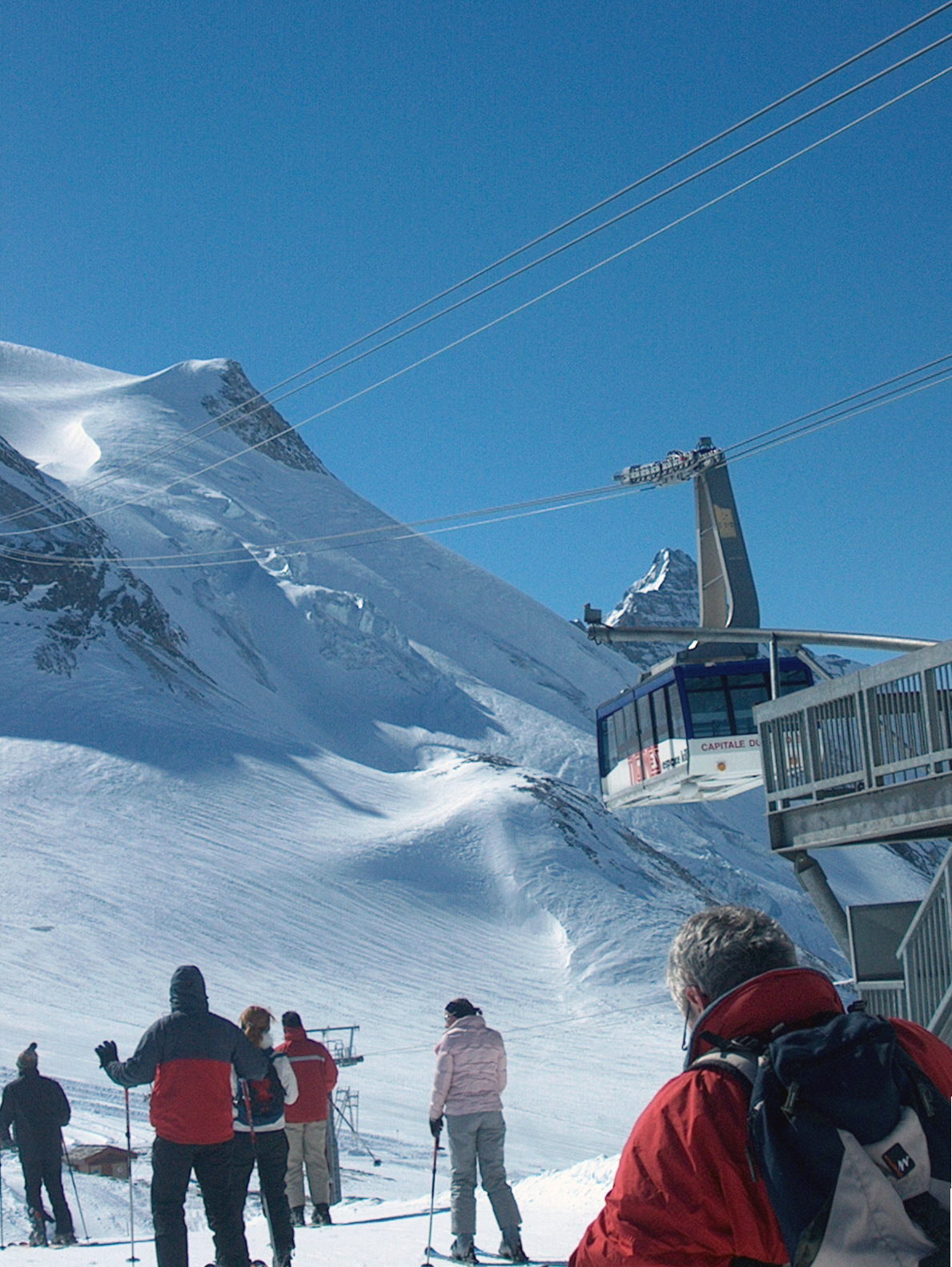 Innen balra vezet le egy piros gleccser-pálya