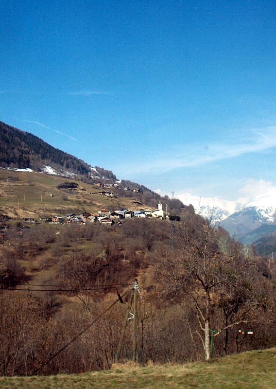 Tignes előtt a völgyben már virágzik a domboldal
