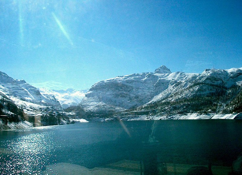 Chevril-tó. A gerinc mögötti katlanban, a csúcstól (Toviere), jobbara vanTignes