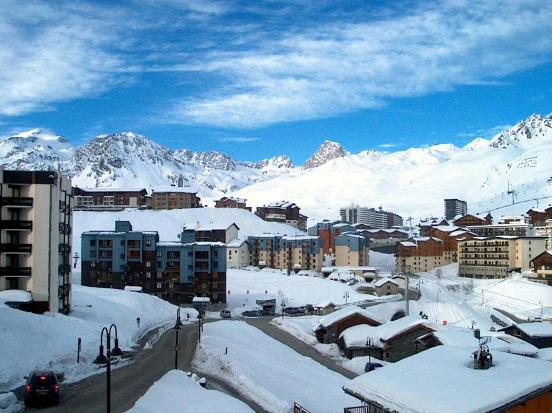 Kanyarban a sí-busz megálló